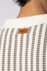 Chomba de tejido de punto con diseño de rayas verticales en tonos beige y marrón, cuello polo y mangas cortas con terminación acanalada.