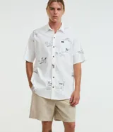 Bermuda masculina confeccionada en mezcla de algodón y lino con textura ligera, cintura elástica ajustable con cordón y bolsillos laterales.
