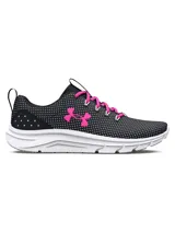 Championes de running Under Armour modelo Phade RN 2, color negro con estampado de cruces blancas y detalles en fucsia. Presentan suela blanca con amortiguación de EVA y cordones fucsias.
