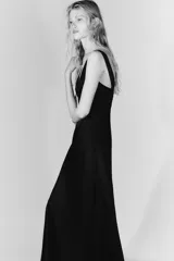 Vestido midi de corte evasé confeccionado en mezcla de viscosa y lino, con acabado satinado. Presenta escote en pico, tirantes anchos y detalles de aplicación de encaje a tono en el escote y los tirantes.