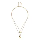 Collar doble de aleación de metales bañada en oro 18k, con dos cadenas de eslabones finos y dos dijes de corazón colgantes de diferente tamaño.