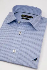 Camisa de vestir Club House de corte clásico, color celeste con sutiles rayas verticales oscuras, cuello italiano corto y bordado de un pájaro en el frente.