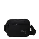 Bandolera Puma modelo Her Crossbody Bag de color negro, con cierre superior, bolsillo frontal con cierre y correa ajustable. Presenta el logotipo de la marca bordado en tono gris.