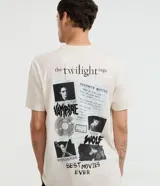 Remera de algodón con cuello redondo y manga corta, de corte holgado. Presenta un diseño estampado en la espalda con temática de la saga Crepúsculo, incluyendo fotografías de los personajes, citas icónicas y gráficos estilo collage.