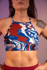 Top deportivo con estampado abstracto en tonos rojo, azul y blanco.