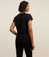 Remera deportiva negra de microfibra de poliamida, con cuello redondo, mangas cortas y franja lateral contrastante color naranja.