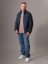 Campera inflada Calvin Klein color azul marino, con cuello alto, cierre frontal con cremallera, bolsillos laterales y logo de la marca en el pecho.