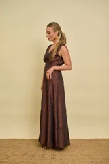 Vestido largo azul con textura arrugada, escote en V pronunciado, sin mangas y falda evasé.