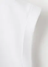 Camiseta blanca de algodón con hombreras, cuello redondo y diseño recto sin mangas.