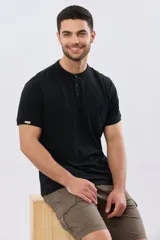 Remera negra de manga corta con cuello mao y cierre frontal parcial con tres botones.