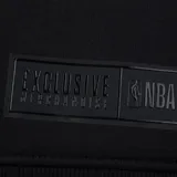 Canguro negro con capucha y cordones ajustables, con el logo de los Chicago Bulls estampado en el pecho y texto en la manga.