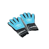Par de guantes de arquero Umbro para niños, con palma de látex color celeste y dorso negro con logo de la marca. Muñequera ajustable con velcro y logo Umbro en blanco.