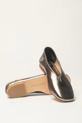 Chatas planas de cuero vacuno, color peltre metalizado, con punta cuadrada y escote pronunciado en el empeine.