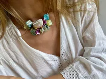 Collar corto con piedras de colores irregulares.