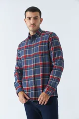 Camisa de hombre a cuadros color rosa, blanco y azul, de corte slim, manga larga, con bolsillo en el pecho y logo bordado.