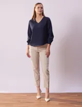 Blusa azul marino de gasa con escote en V y mangas largas con puño. Marca Sioni.