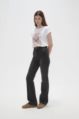 Pantalon de jean azul con corte flare y tiro alto, con cierre frontal y bolsillos.