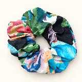 Colita de pelo estampada con diseño fruncido, ideal para recoger el cabello o usar como accesorio en la muñeca.