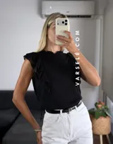 Blusa blanca de símil lino con cuello redondo fruncido, doble volado en las mangas con detalle de encaje.