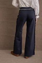 Pantalón de vestir azul marino de corte recto y tiro alto, con detalle de volados en la cintura y cierre frontal.