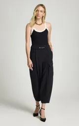 Musculosa Le Lis Blanc de punto color negro, con corte recto, escote redondo amplio con ribete en contraste color blanco, tirantes medianos y silueta ajustada.