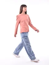 Remera negra de manga larga con frunce en los hombros.