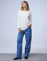Remera negra de modal con cuello a la base y mangas largas.
