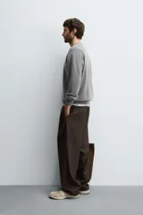 Jersey de punto de cashmere con corte regular fit, cuello redondo y manga larga. Presenta acabados en rib en puños y ruedo.