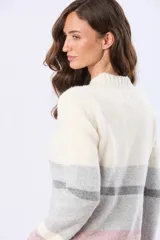 Buzo tejido de punto con diseño de rayas horizontales en tonos crema, gris y rosa. Presenta cuello redondo, mangas largas y puños acanalados, con un pequeño aplique de cuero sintético en el ruedo.