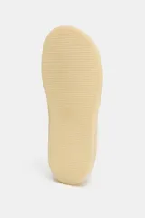 Zapatillas deportivas estilo barefoot confeccionadas en una combinación de piel vacuno y ante. Presentan un diseño de puntera amplia para mayor libertad de movimiento, suela plana y flexible con efecto engomado, y cierre mediante cordones. Incluyen detalles de pespuntes y paneles en contraste de color en la parte trasera.