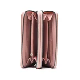 Billetera XL de doble compartimento con cierre perimetral, confeccionada en material sintético color rosa nude con diseño de corazones en relieve y logo metálico frontal.