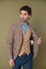 Saco slim fit The Harries Collection by Club House en lana a cuadros color marrón, con solapa de muesca, cierre de dos botones, bolsillo de ribete en el pecho, dos bolsillos delanteros con solapa y puños con cuatro botones.