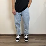 Jean mom oversize de hombre, color celeste claro con efecto acid wash.
