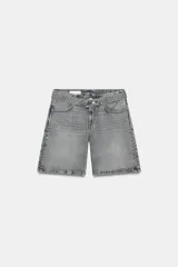 Bermuda de denim color gris con efecto acid wash, tiro medio, bolsillos delanteros y traseros, con detalle de cinturón del mismo tejido con hebilla y pliegues laterales. Cierre frontal con cremallera y botón metálico.