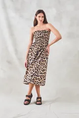Vestido midi strapless con estampado animal print.