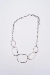 Collar de cadena plateada con eslabones circulares y ovalados de diseño irregular y acabado brillante.