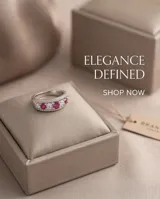 Anillo ancho de plata 925 con diseño pavé, adornado con piedras naturales de rubí en tono fucsia alternadas con circonias blancas.