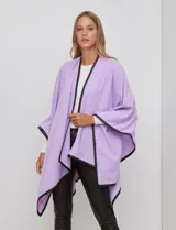 Ruana color lila de tejido suave, con vivos en ecocuero negro.