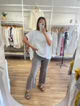 Pantalón ancho de lino blanco, con cintura elástica fruncida y corte cropped.