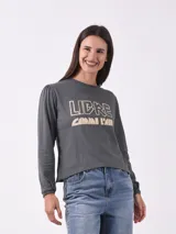 Blusa de manga larga color gris oscuro con cuello redondo y estampa frontal con la frase 'LIBRE COMME L'AIR' en color beige.