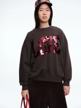 Buzo de algodón color marrón oscuro con cuello redondo, mangas largas y puños elásticos. Presenta la palabra LOVE estampada en el frente con aplicaciones de lentejuelas en tonos rojizos.