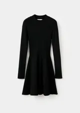Vestido corto de punto acanalado con diseño peplum, cuello redondo y mangas largas. Presenta un ajuste entallado en el torso que se abre en la cintura con un corte evasé.