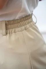 Pantalón de vestir color beige, de corte recto y tiro alto.