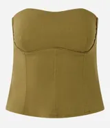 Blusa strapless de bengalina color verde oliva, con diseño estructurado y entallado que realza la silueta. Presenta un escote recto con costuras de refuerzo en el busto.