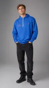 Hoodie azul con capucha y cordones blancos ajustables, bolsillo tipo canguro y estampado frontal con detalles en color naranja.
