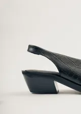 Zapato slingback negro con textura de piel de cocodrilo, punta fina y tacón bloque bajo.