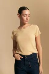 Remera de rib con escote redondo y manga corta, confeccionada en tejido acanalado que se ajusta al cuerpo.