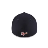 Gorro New Era 39Thirty de los Detroit Tigers de la MLB. Diseño azul marino con logo del equipo bordado en blanco en el frente y nombre del equipo bordado en la parte trasera.
