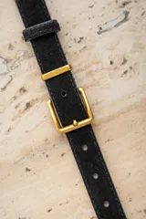 Cinto de cuero color marrón, con hebilla cuadrada dorada.