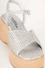 Sandalias negras de yute con hebilla ajustable y plataforma alta de 8cm.